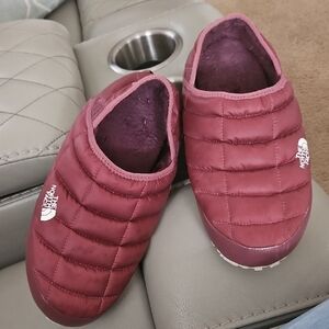 The North Face Women's Maroon Quilted Slippers